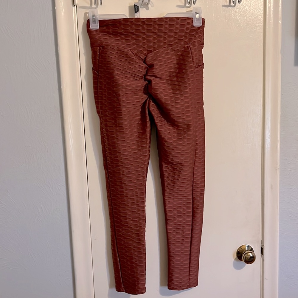Burnt orange enhancing leggings, no size tag - Picture 3 of 5